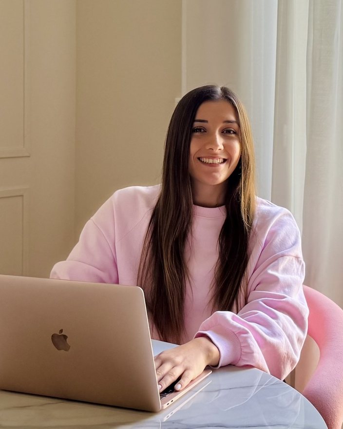 Elly am Laptop